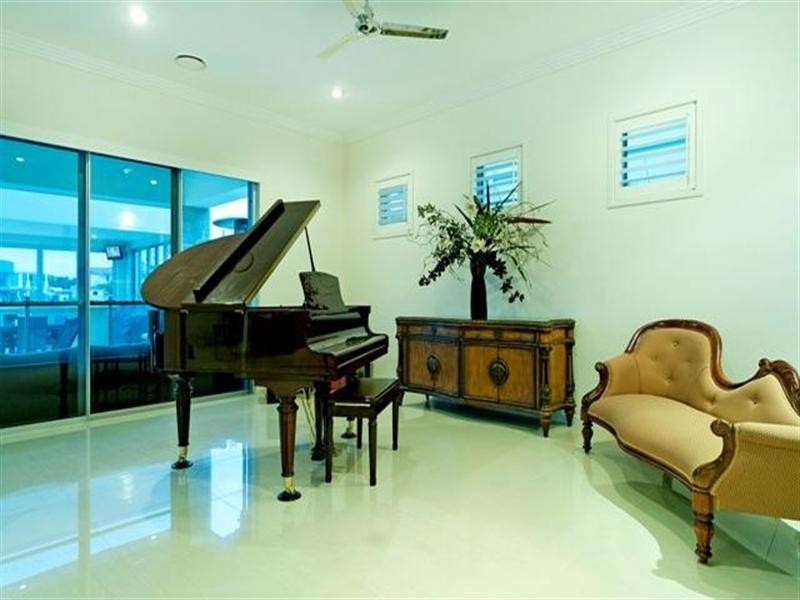 2327 Cressbrook Drive, Hope Island QLD 4212