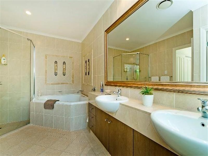 1678 Riverdale Drive, Hope Island QLD 4212