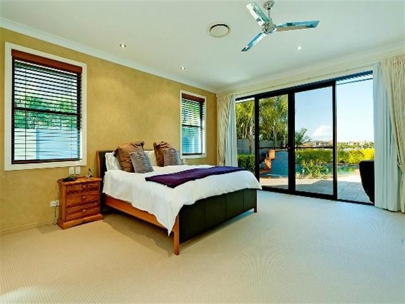 18 Calmwater Crescent, Helensvale QLD 4212