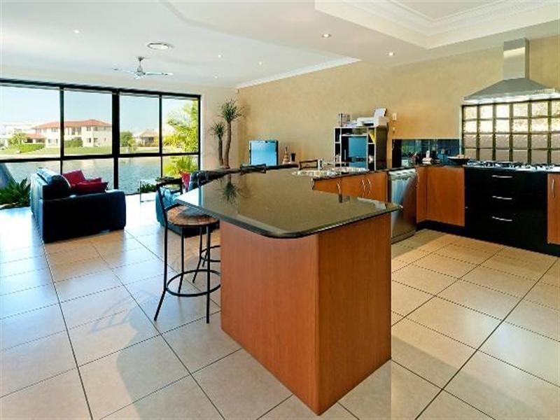 18 Calmwater Crescent, Helensvale QLD 4212