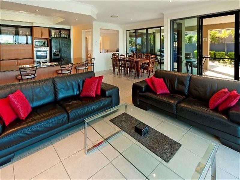 18 Calmwater Crescent, Helensvale QLD 4212