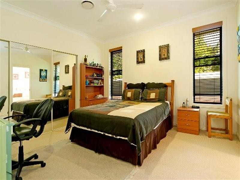 18 Calmwater Crescent, Helensvale QLD 4212