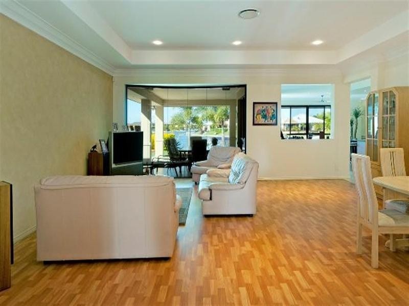 18 Calmwater Crescent, Helensvale QLD 4212