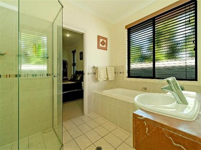 18 Calmwater Crescent, Helensvale QLD 4212