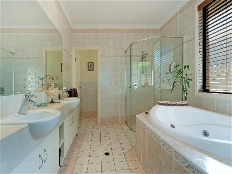 18 Calmwater Crescent, Helensvale QLD 4212