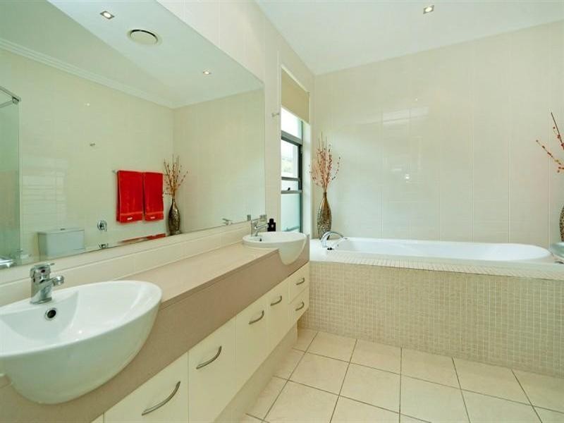 2357 Belmont Court, Hope Island QLD 4212