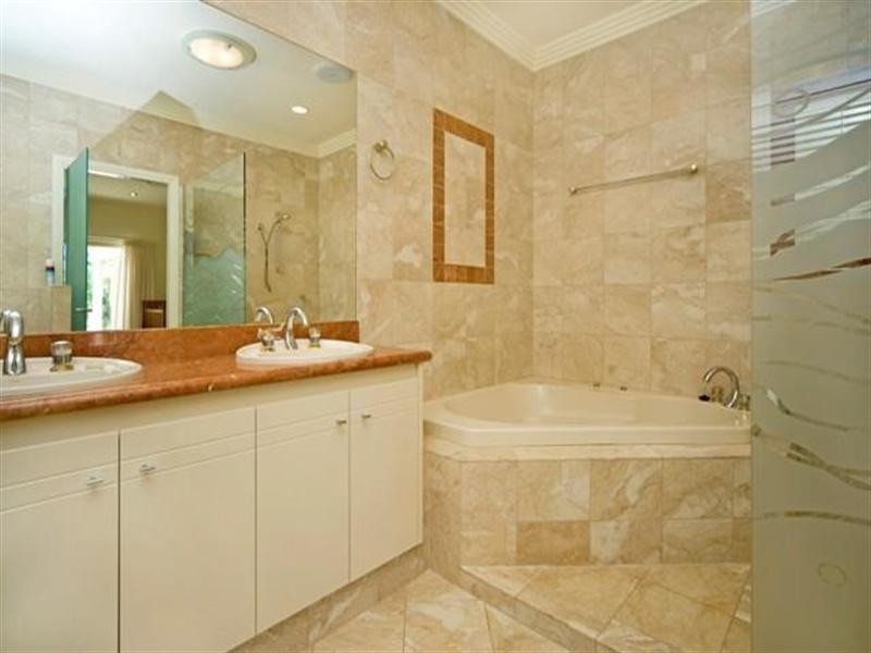 1097 Beechwood Drive, Hope Island QLD 4212