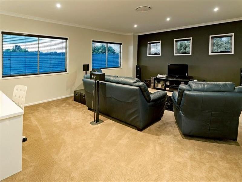 9126 Peter Senior Drive, Hope Island QLD 4212