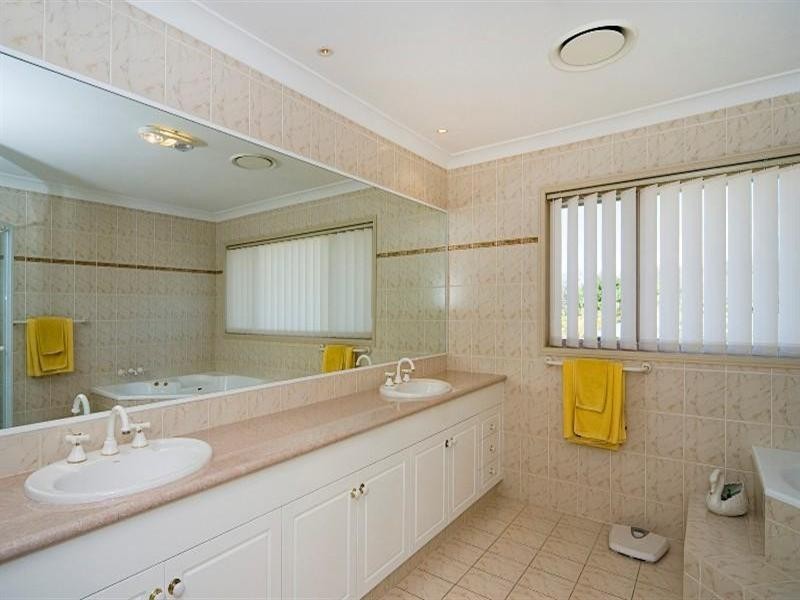 52 Lakeshore Drive, Helensvale QLD 4212