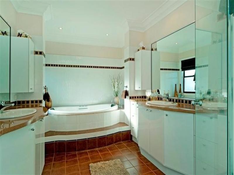 1657 Riverdale Drive, Hope Island QLD 4212
