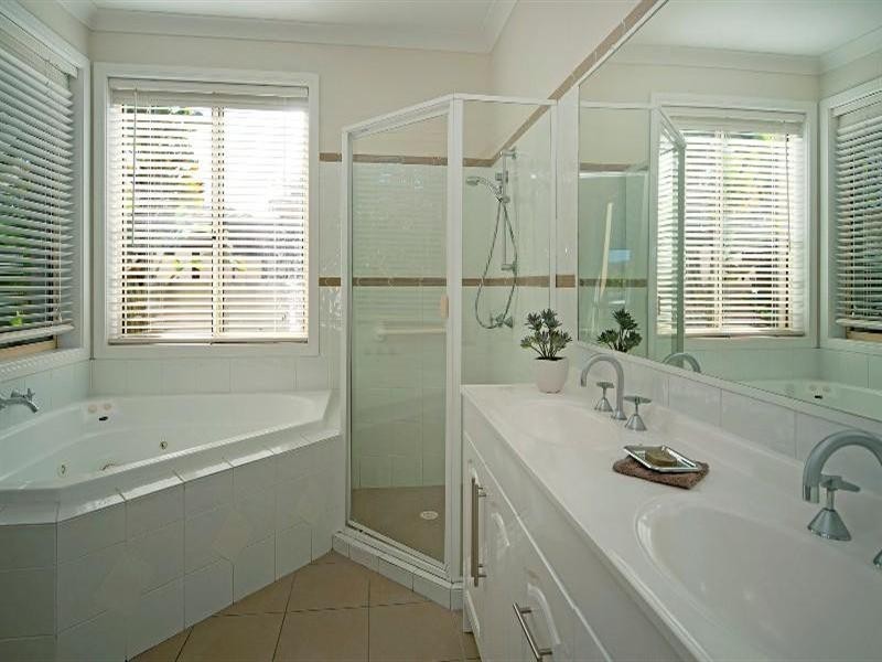17 Oyster Cove Promenade, Helensvale QLD 4212