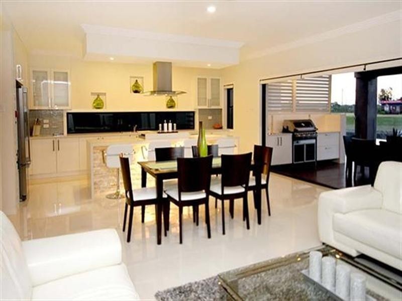 10 Harbourvue Close, River Links, Helensvale QLD 4212