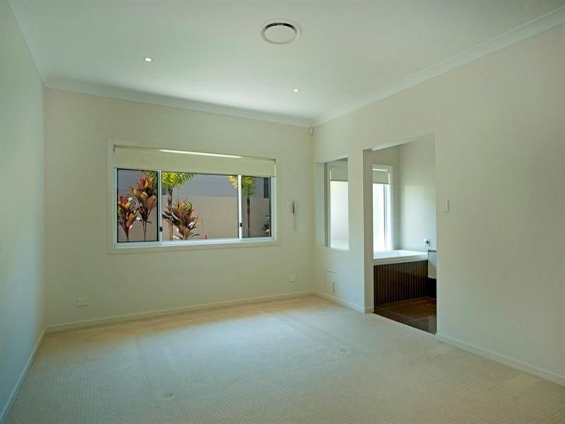 2816 Gracemere Cct East, Hope Island QLD 4212