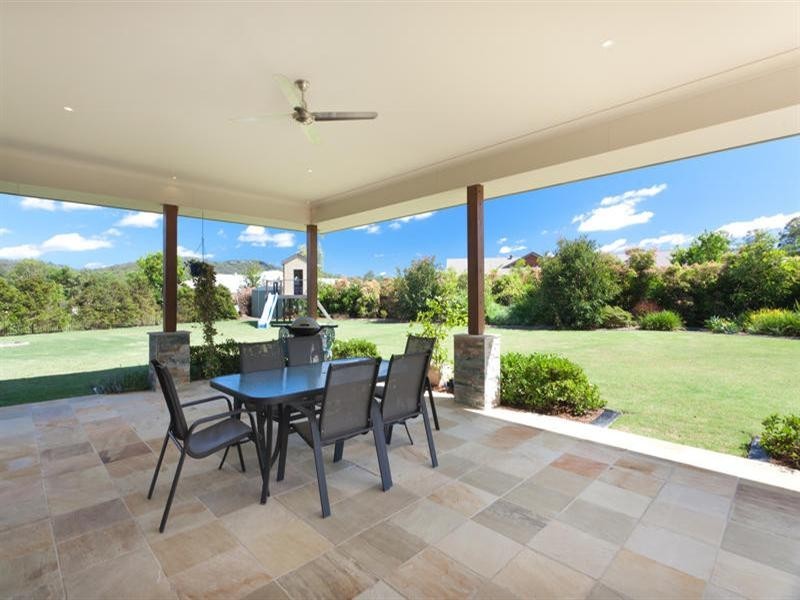 4 Meadow Court, Maudsland QLD 4210