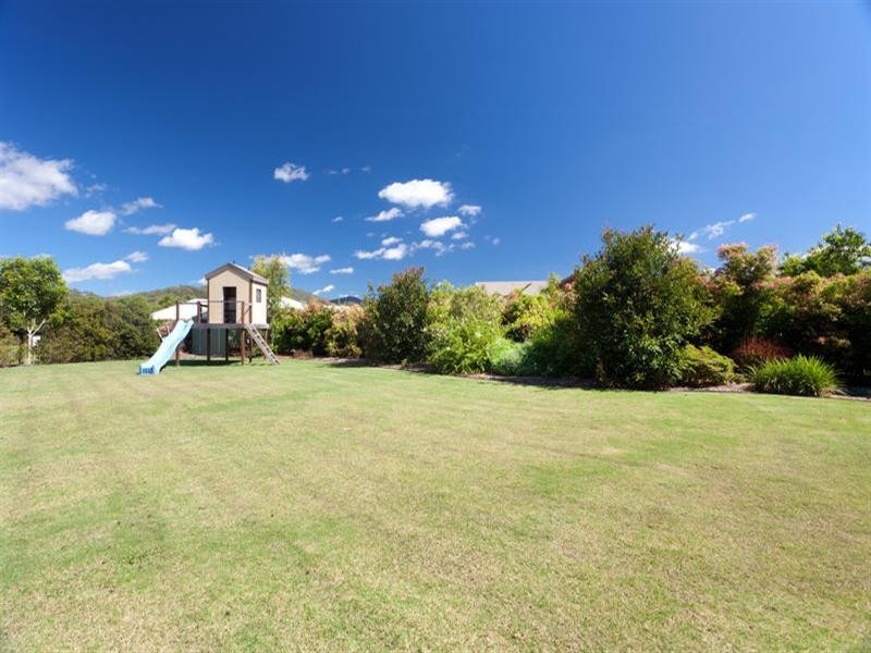 4 Meadow Court, Maudsland QLD 4210