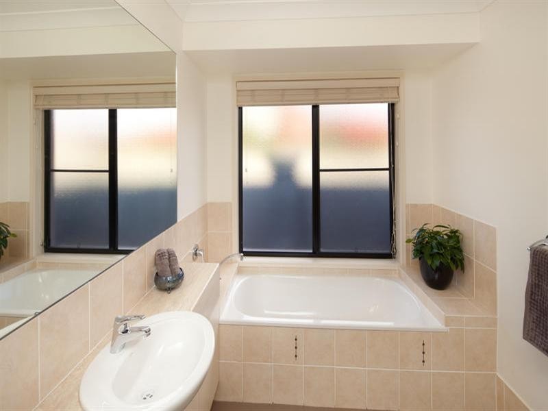 3 Saltair Grove, Helensvale QLD 4212