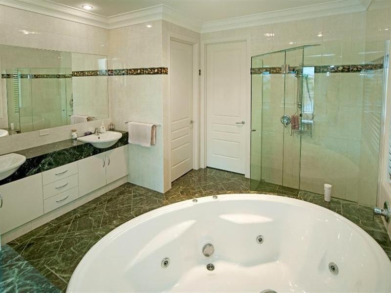 1670 Riverdale Drive, Hope Island QLD 4212