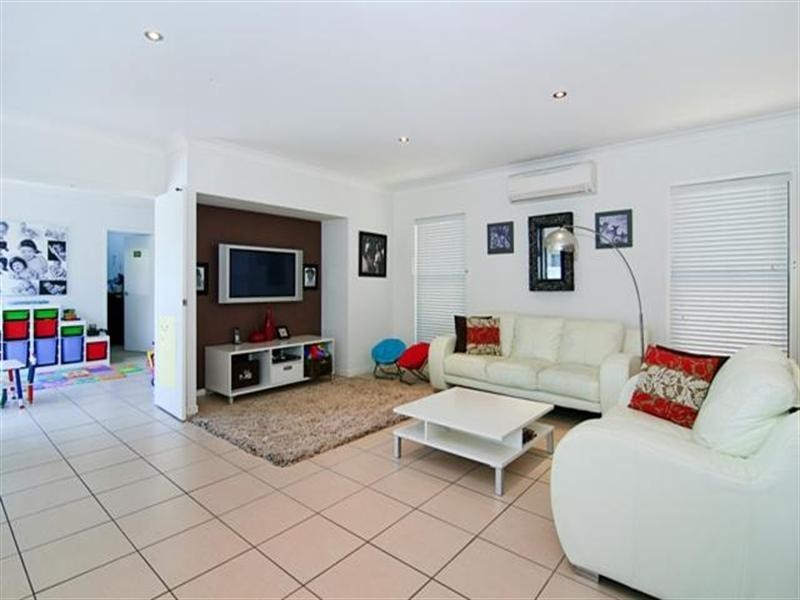 17 The Close, Helensvale QLD 4212