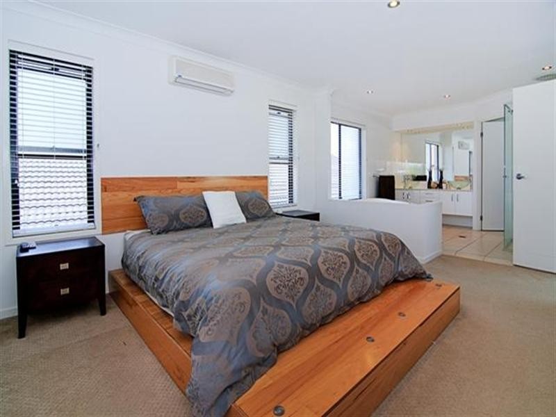 17 The Close, Helensvale QLD 4212