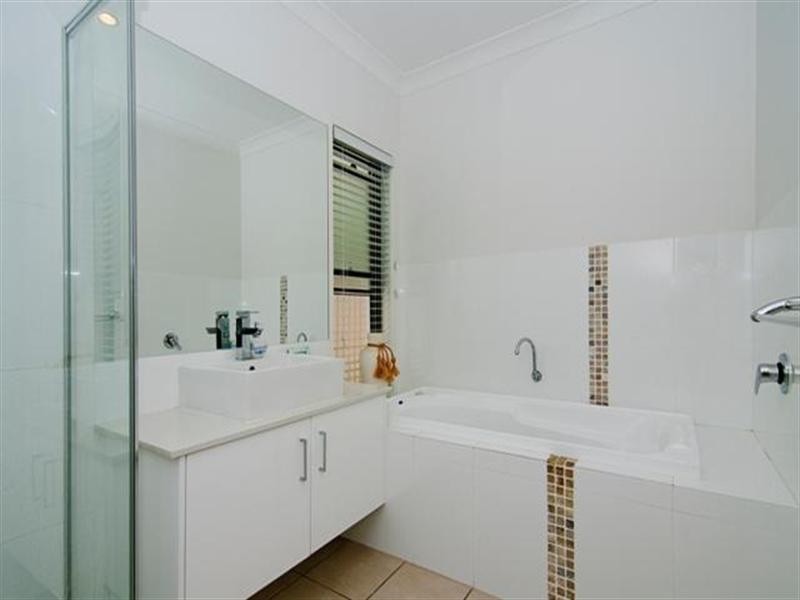 17 The Close, Helensvale QLD 4212