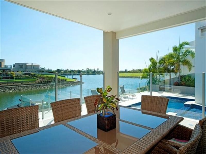 33 Ferrymans Court, Helensvale QLD 4212