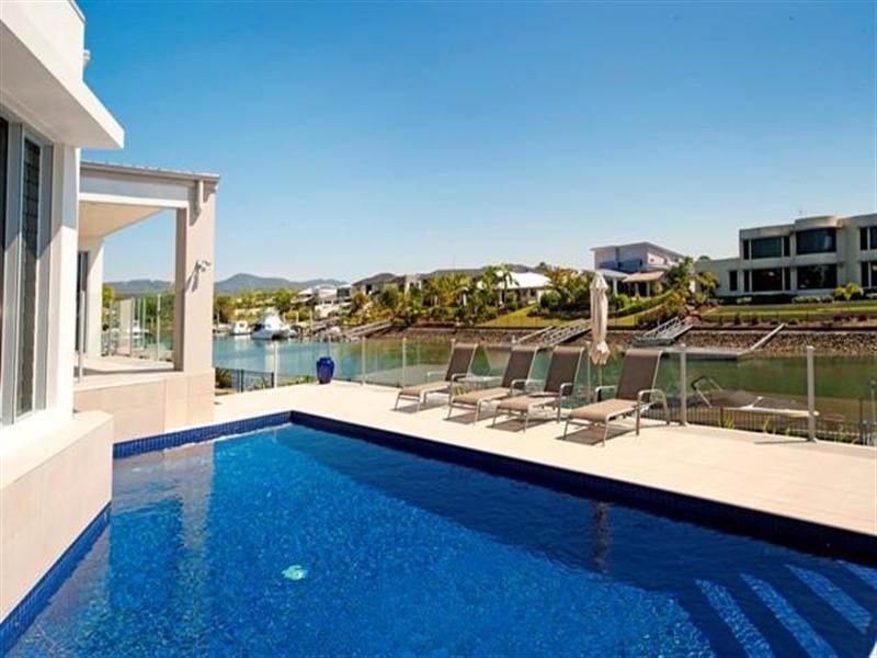 33 Ferrymans Court, Helensvale QLD 4212