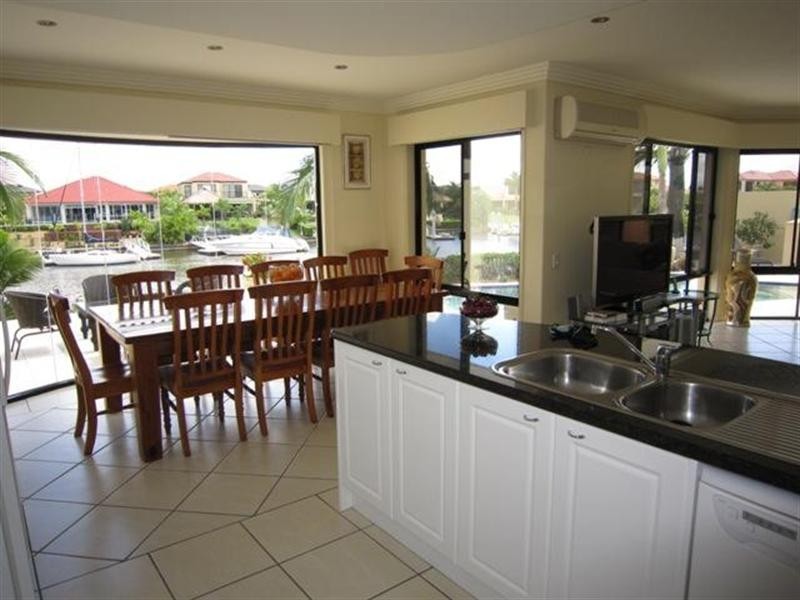 2105 Carlton Close, Hope Island QLD 4212