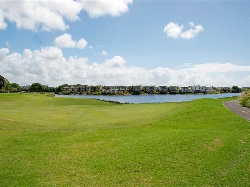 8433 Magnolia Drive East, Hope Island QLD 4212