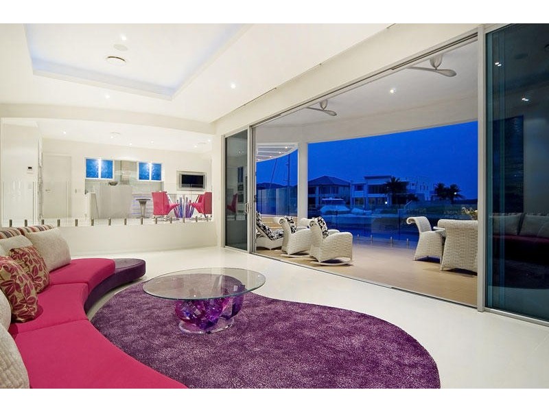 11 Hampton Court, Paradise Point QLD 4216