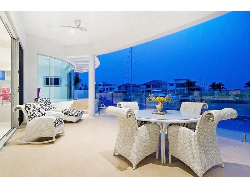 11 Hampton Court, Paradise Point QLD 4216