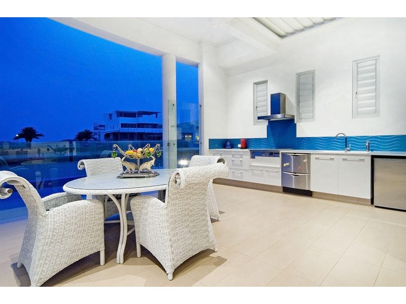 11 Hampton Court, Paradise Point QLD 4216