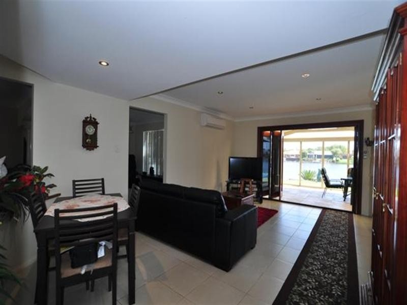 38 Lakeshore Drive, Helensvale QLD 4212