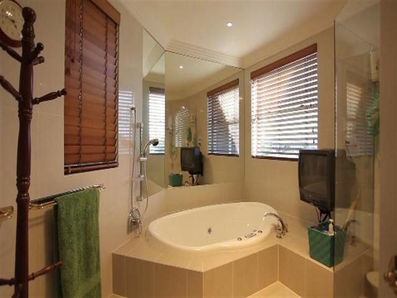 1666 Riverdale Drive, Hope Island QLD 4212