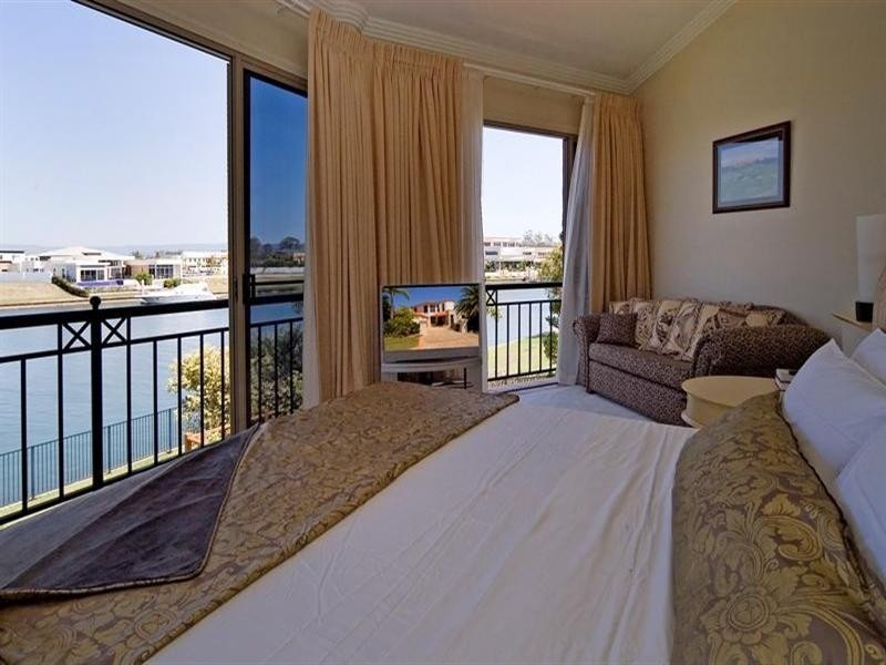 1666 Riverdale Drive, Hope Island QLD 4212