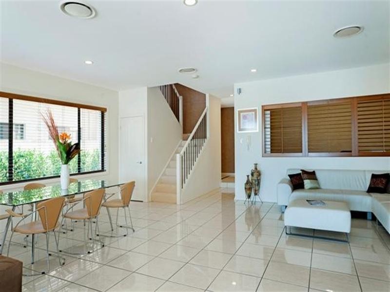 518 Oyster Cove Promenade, Helensvale QLD 4212