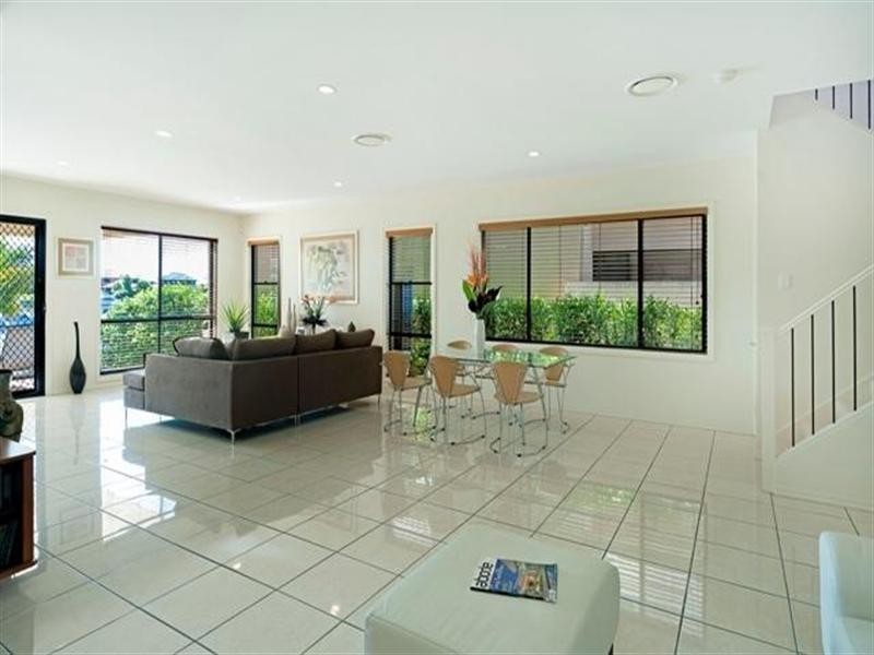 518 Oyster Cove Promenade, Helensvale QLD 4212