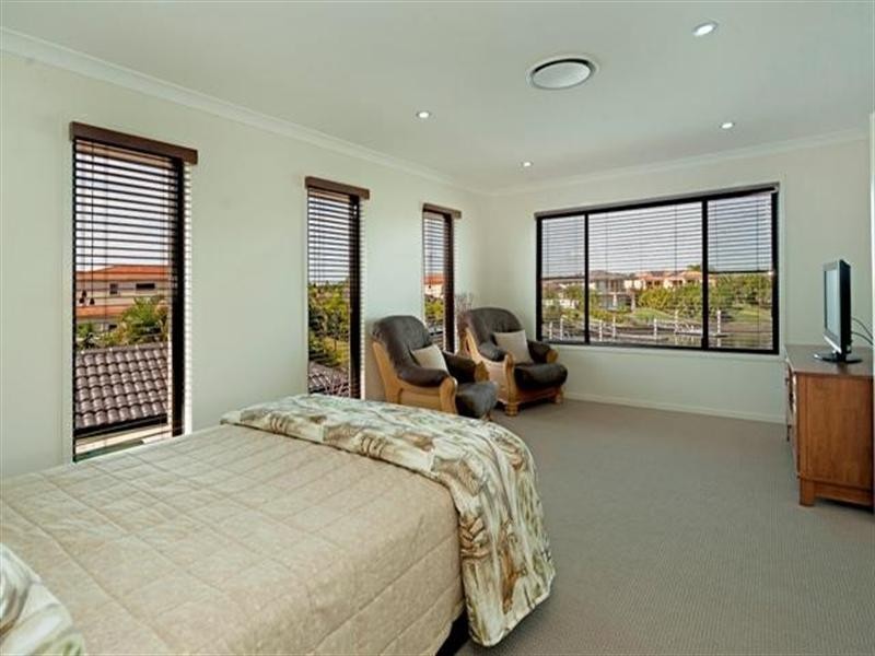 2136 Beaufort Way, Hope Island QLD 4212