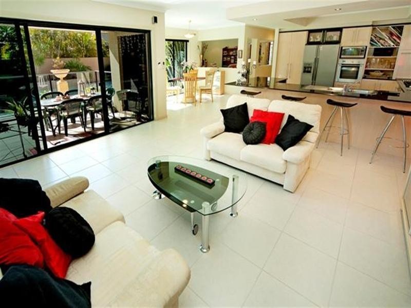 9 Calmwater Crescent, Helensvale QLD 4212