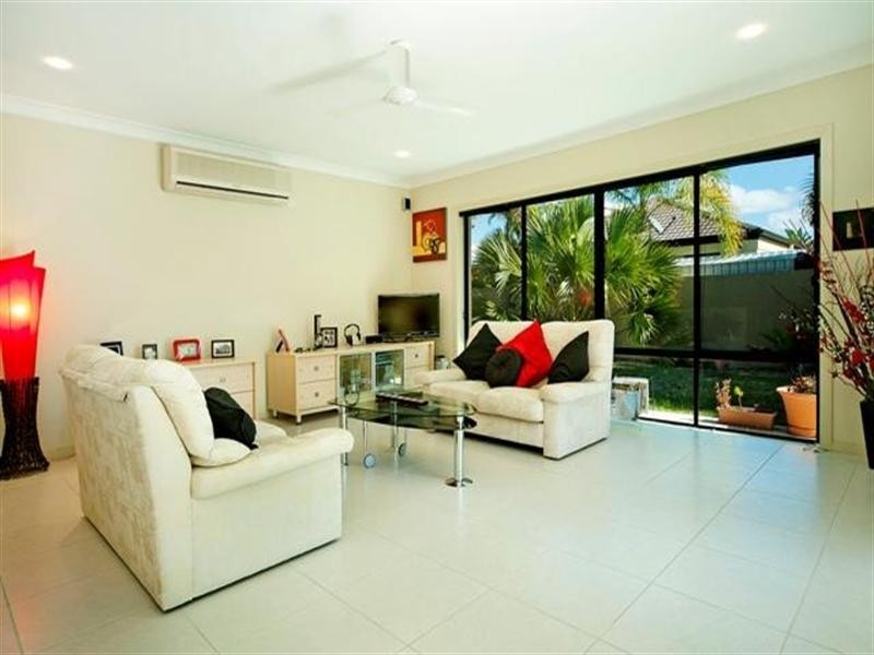 9 Calmwater Crescent, Helensvale QLD 4212