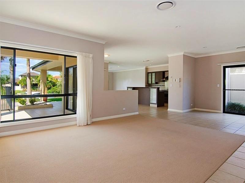 2142 Beaufort Way, Hope Island QLD 4212