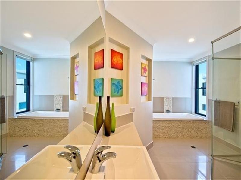 10 Harbourvue Court, Helensvale QLD 4212