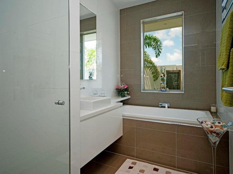 2858 Virginia Drive, Hope Island QLD 4212