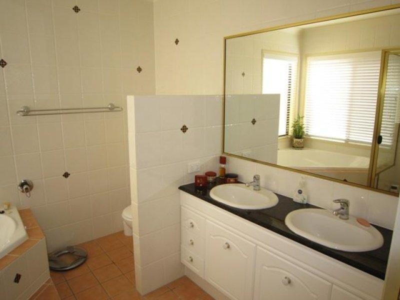 2105 Carlton Close, Hope Island QLD 4212