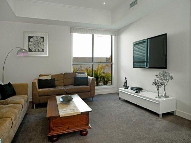 9102 Peter Senior Drive, Hope Island QLD 4212