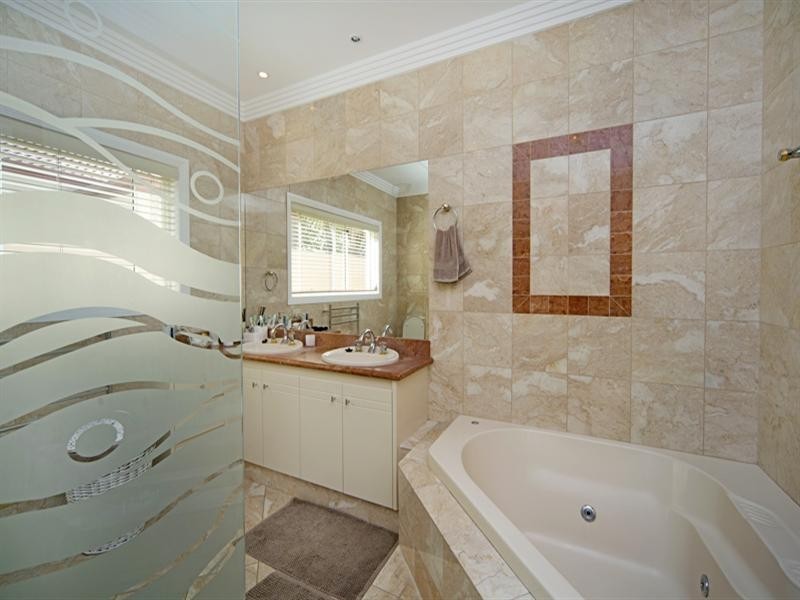 1097 Beechwood Drive, Hope Island QLD 4212