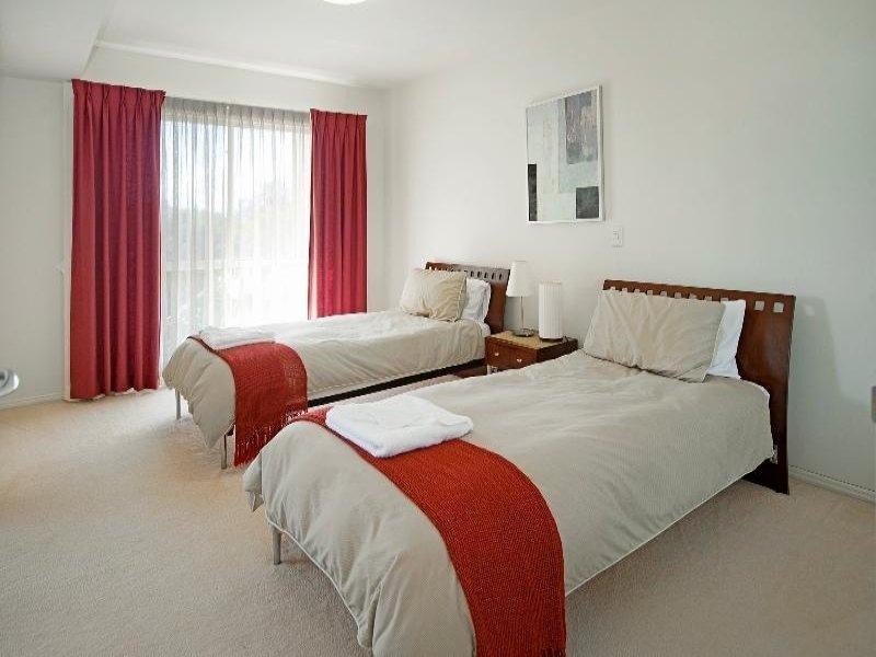 8433 Magnolia Drive East, Hope Island QLD 4212