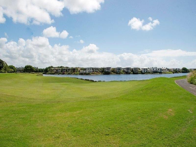 8433 Magnolia Drive East, Hope Island QLD 4212