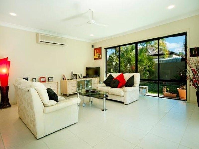 9 Calmwater Crescent, Helensvale QLD 4212