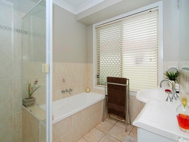 5 Parkwater Point, Helensvale QLD 4212