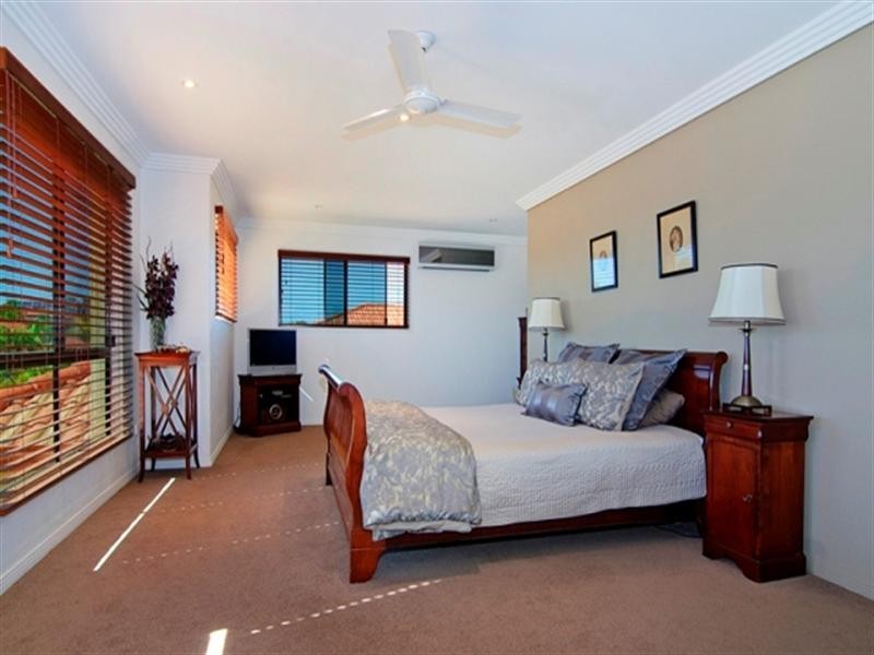 15 Waterside Esplanade, Helensvale QLD 4212